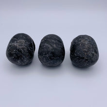 Load image into Gallery viewer, Astrophyllite Skull