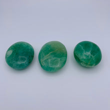Load image into Gallery viewer, Green Fluorite Palm Stone