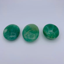 Load image into Gallery viewer, Green Fluorite Palm Stone

